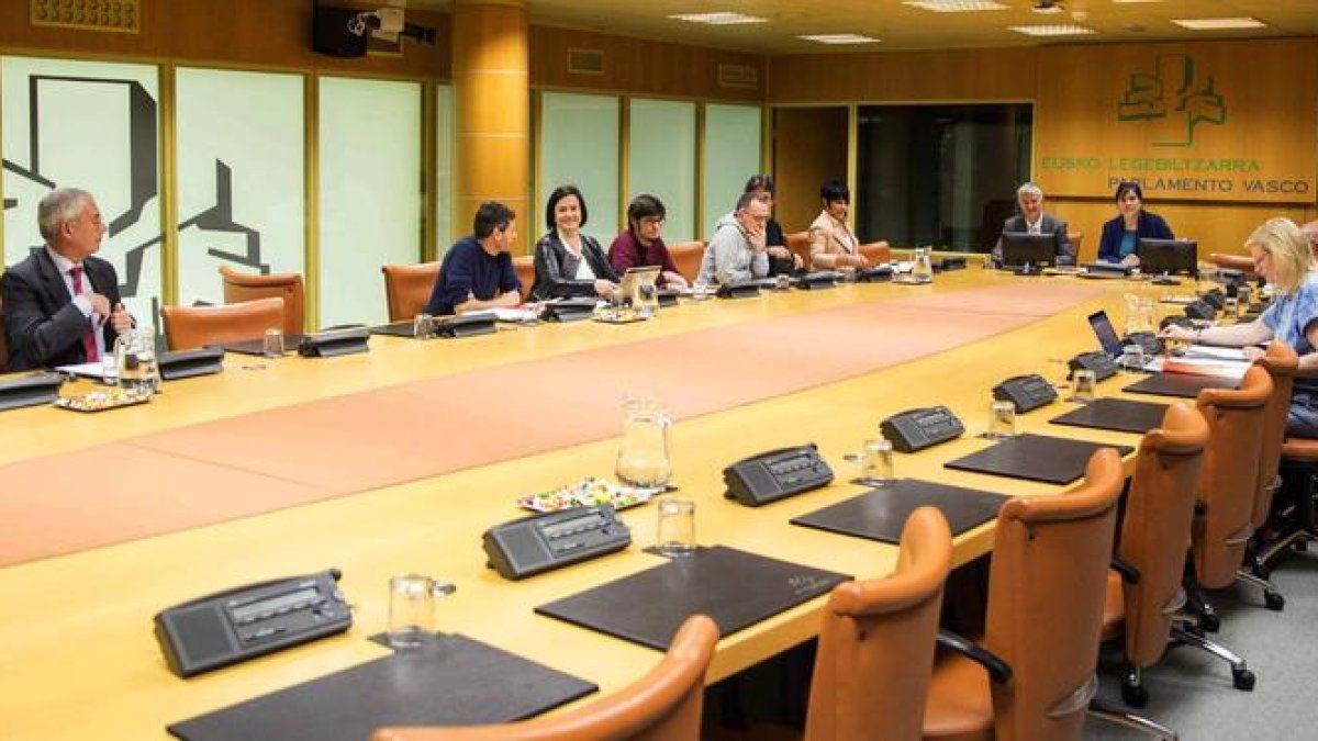 Imagen de la reunión de la ponencia de Autogobierno vasco.