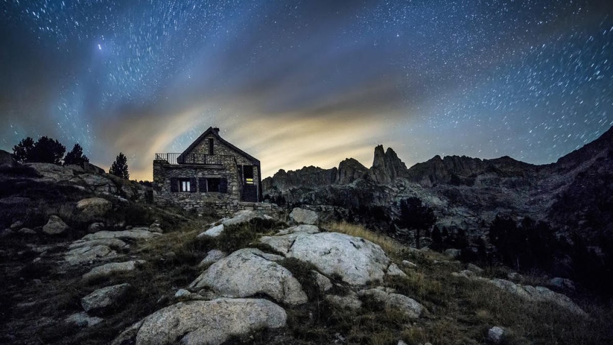 Imatge del cel nocturn del Parc Nacional d’Aigüestortes.