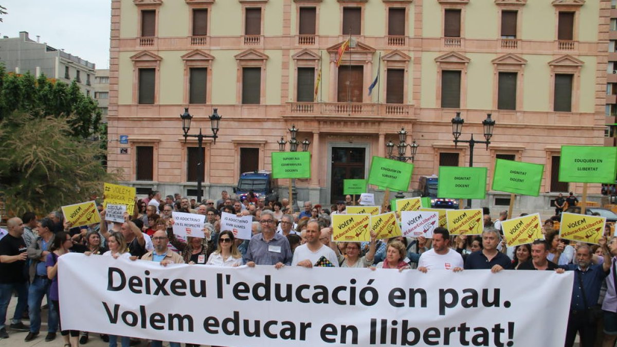 Professors i sindicalistes es van manifestar ahir davant de la subdelegació del Govern.