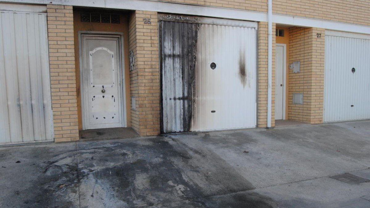 Vista de l’entrada del garatge de la casa de Sidamon, on es va iniciar el foc dimecres a la nit.