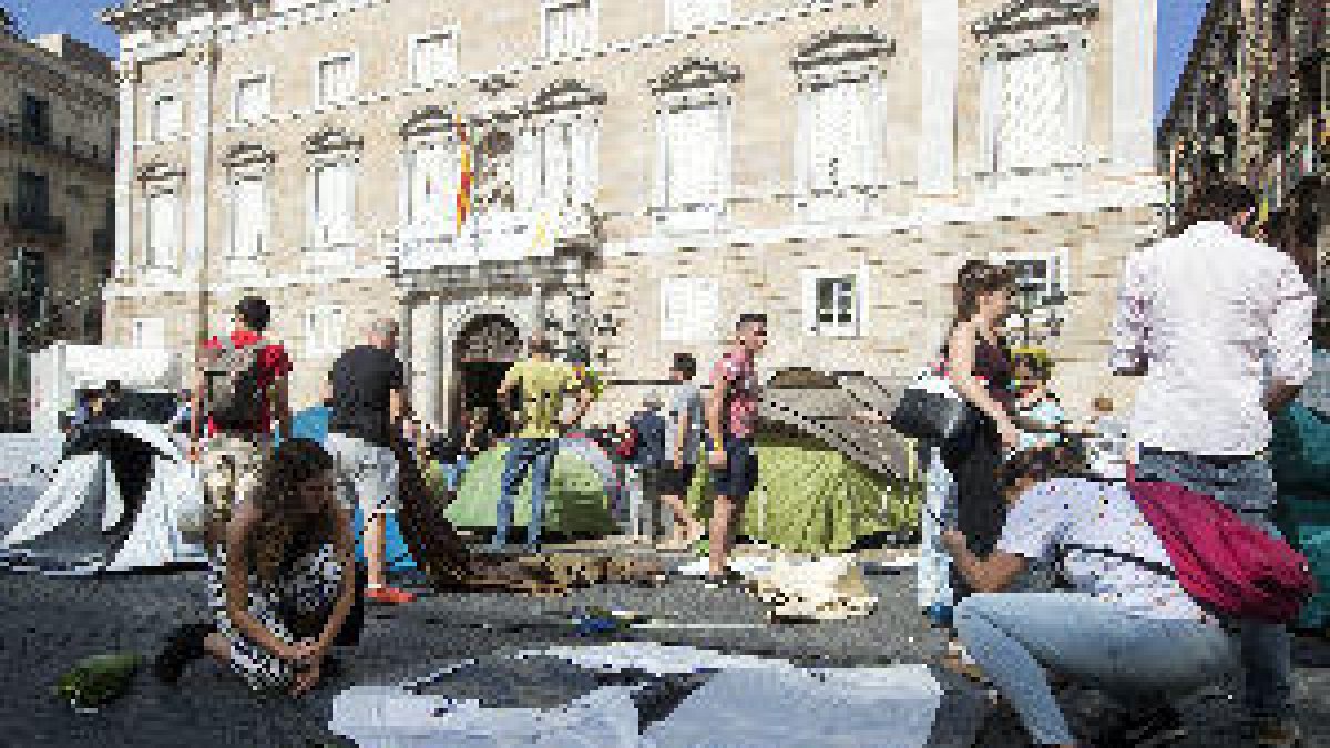 Los Mossos retiran la acampada independentista de la plaza de Sant Jaume