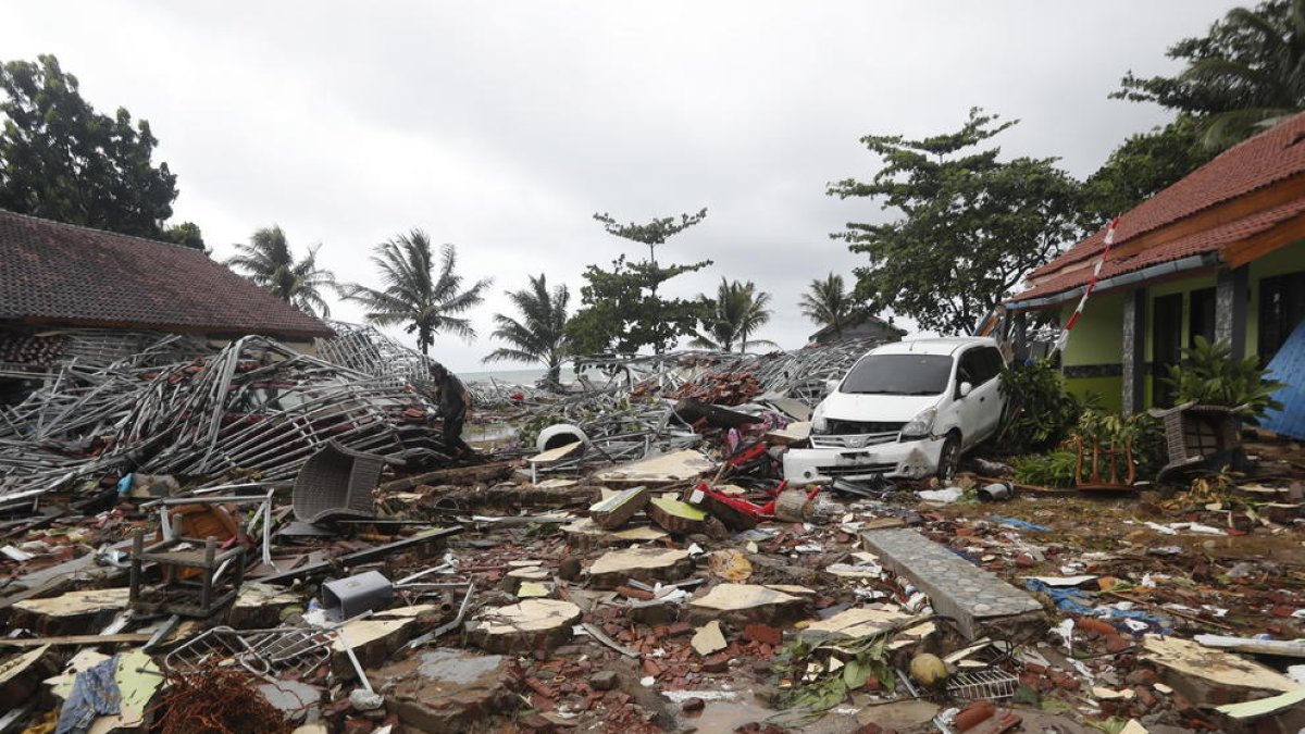 Resultat del pas del tsunami per una zona costanera a l’estret de Sonda, a Indonèsia, ahir.