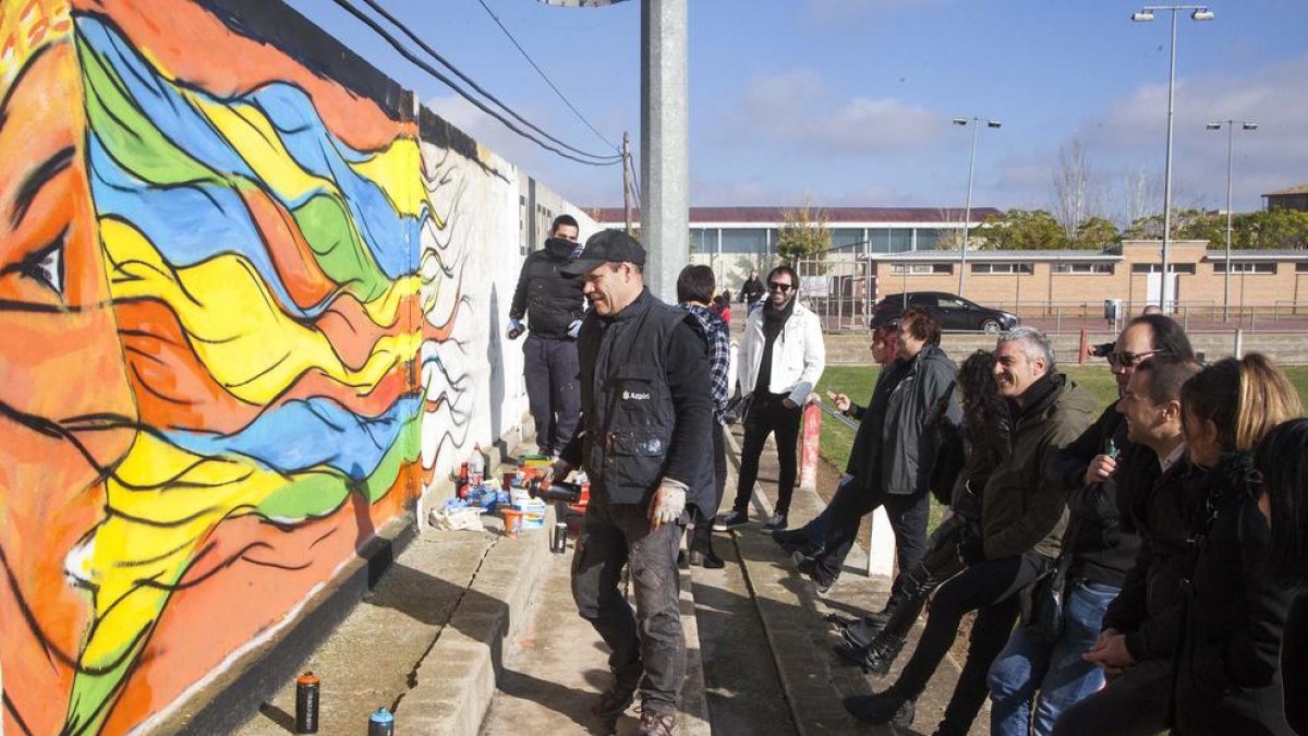 El mural reivindicativo fue pintado ayer por la mañana en el campo de fútbol de la localidad. 