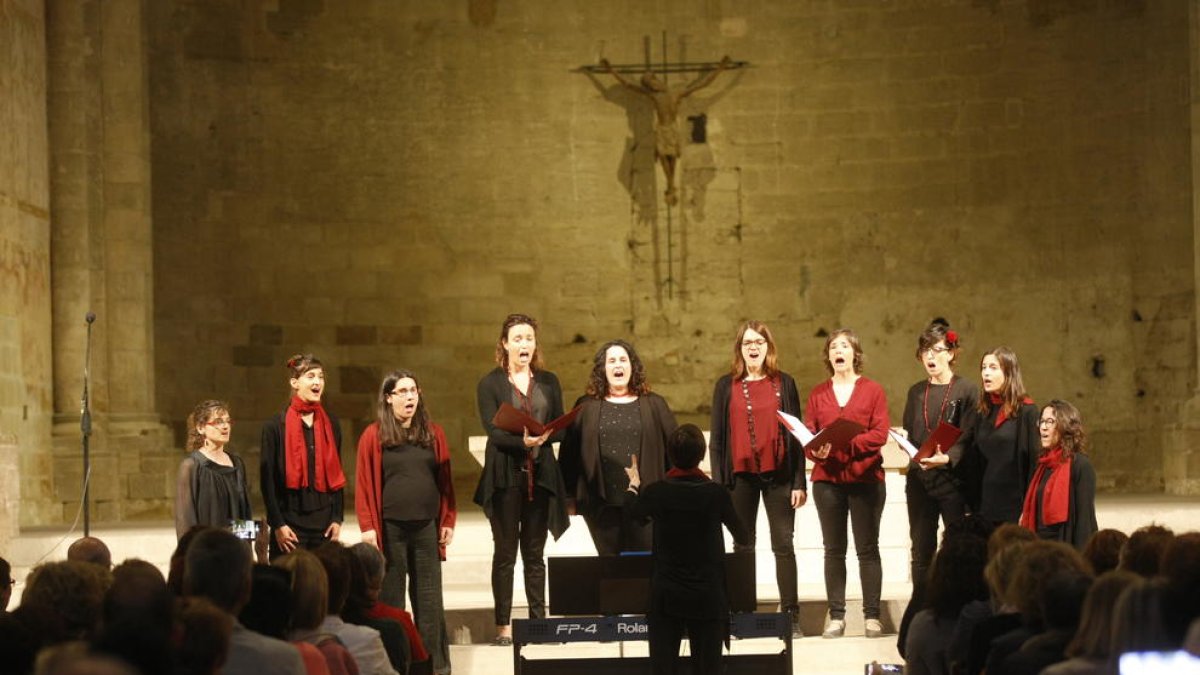 Un moment del concert coral que va tenir lloc ahir a la nau central de la Seu Vella de Lleida.