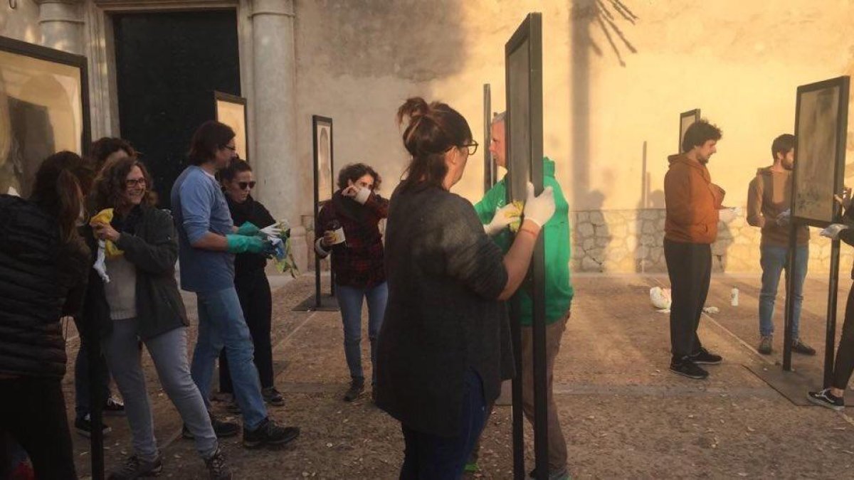 Els veïns de Son Sardina, on s’exhibeix l’obra, van netejar les fotografies després de l’atac vandàlic.