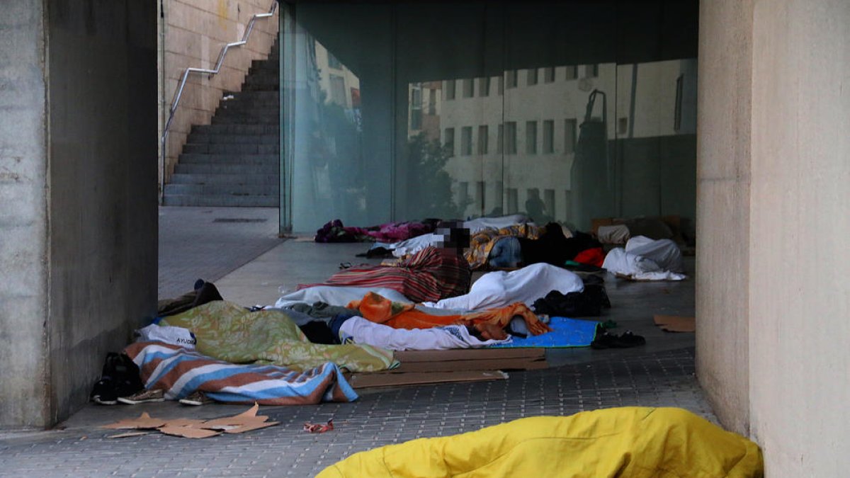 Una veintena de temporeros duermen cada noche bajo la cubierta del centro cívico de l’Ereta.