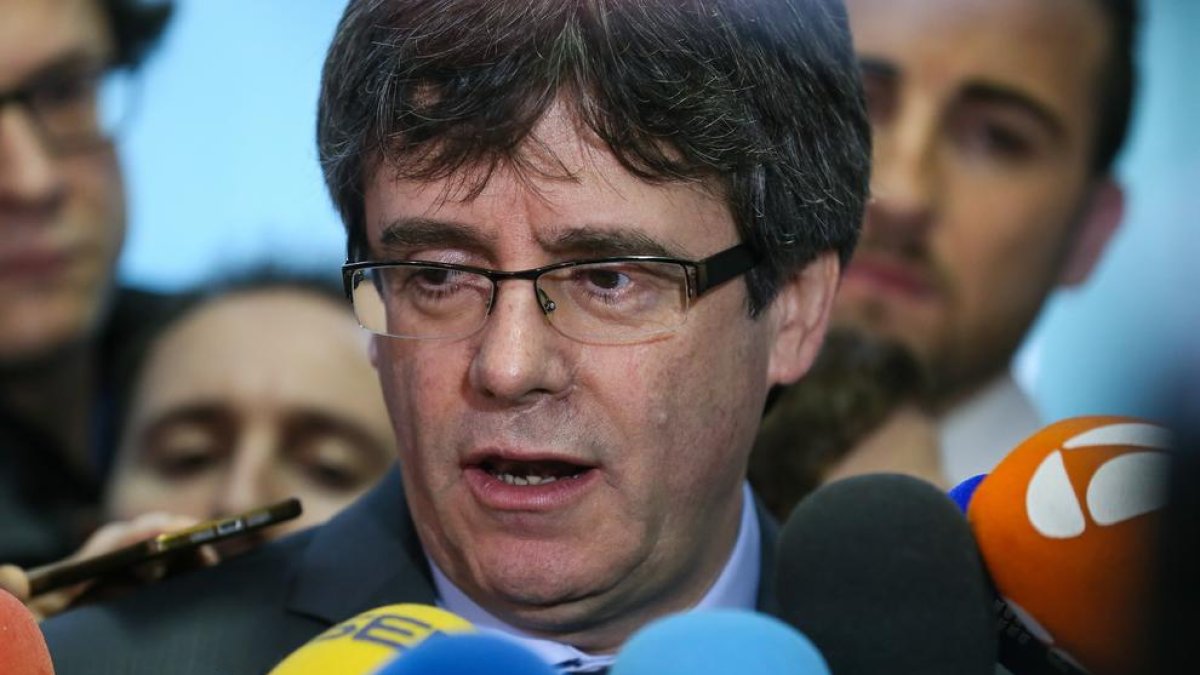 Puigdemont atén els mitjans després de la seua reunió amb Torrent