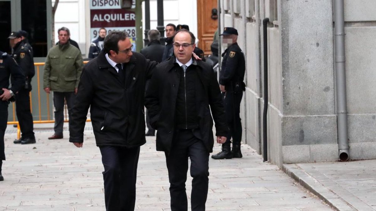El candidato de Junts per Cataluña (JxCat) a la presidencia de la Generalitat, Jordi Turull (d), y el diputado de JxCat Josep Rull (i) a su llegada al Tribunal Suprem