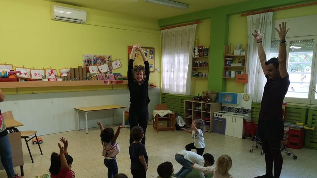 Imatge de la primera classe de ioga que es va impartir ahir a l’escola bressol d’Alfarràs.