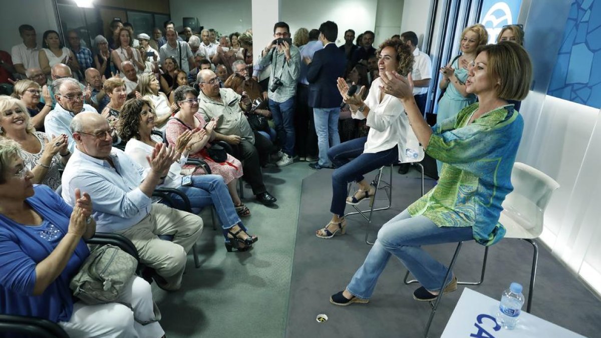 María Dolores de Cospedal va arrancar la campanya a Barcelona.