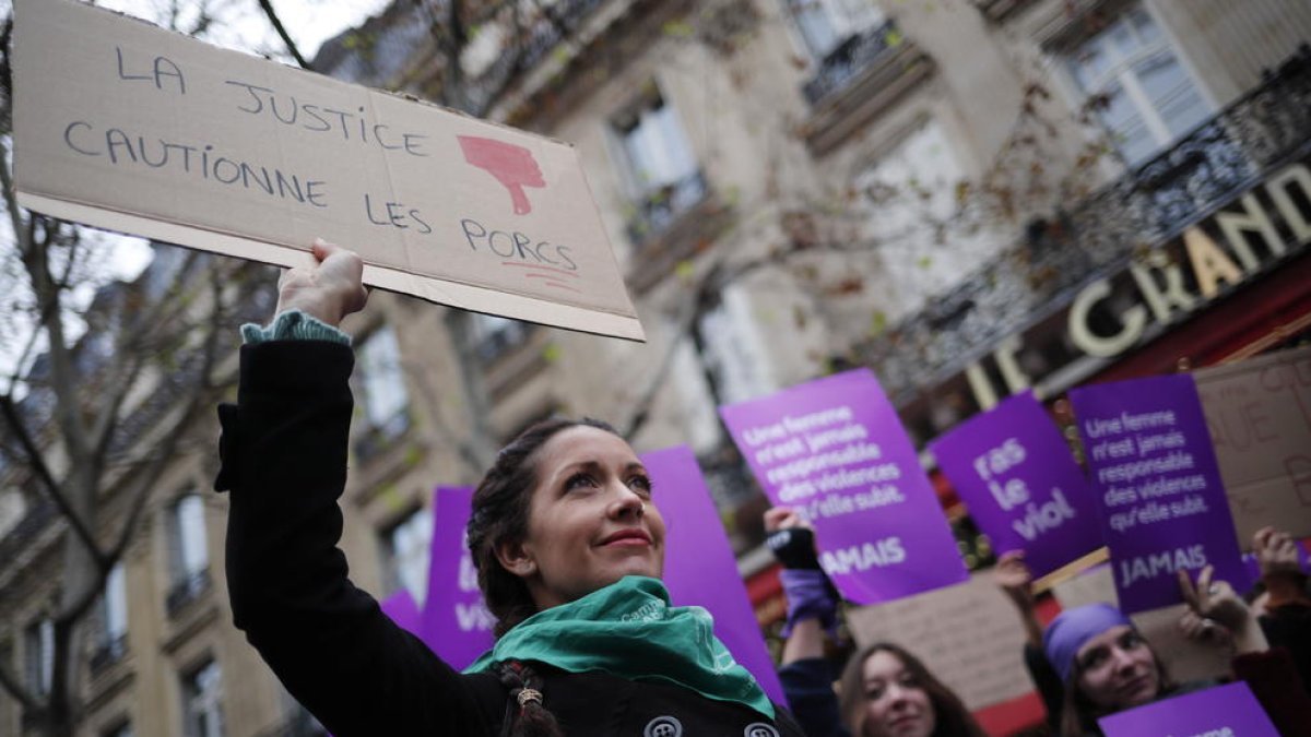 Milers de persones es van manifestar ahir en diverses ciutats franceses contra la violència masclista.