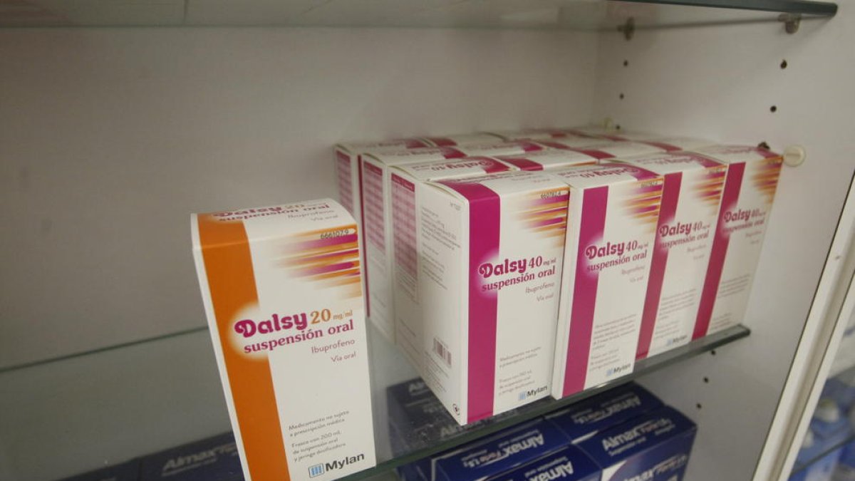 Una prestatgeria d’una farmàcia amb sols un paquet de Dalsy 20 mg/ml. En canvi, de 40 n’hi ha diversos.
