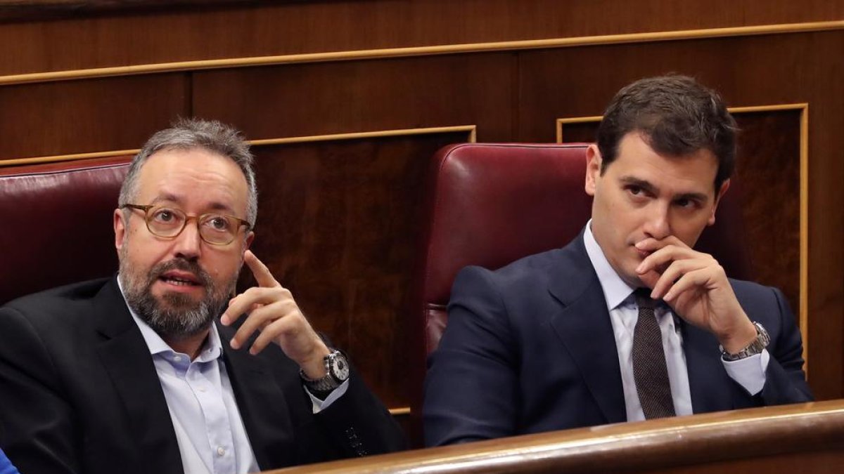 Albert Rivera (d.) durante la sesión de control en el Congreso. 