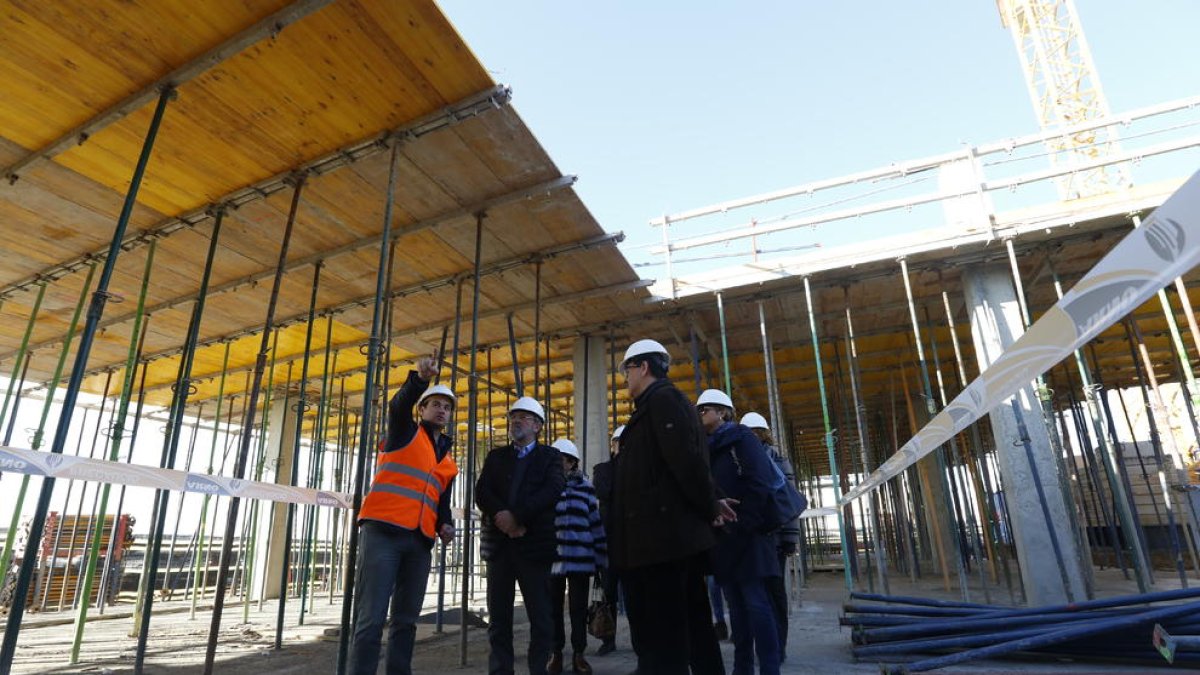 Joan Reñé visitó ayer las obras del hospital veterinario de Torrelameu.