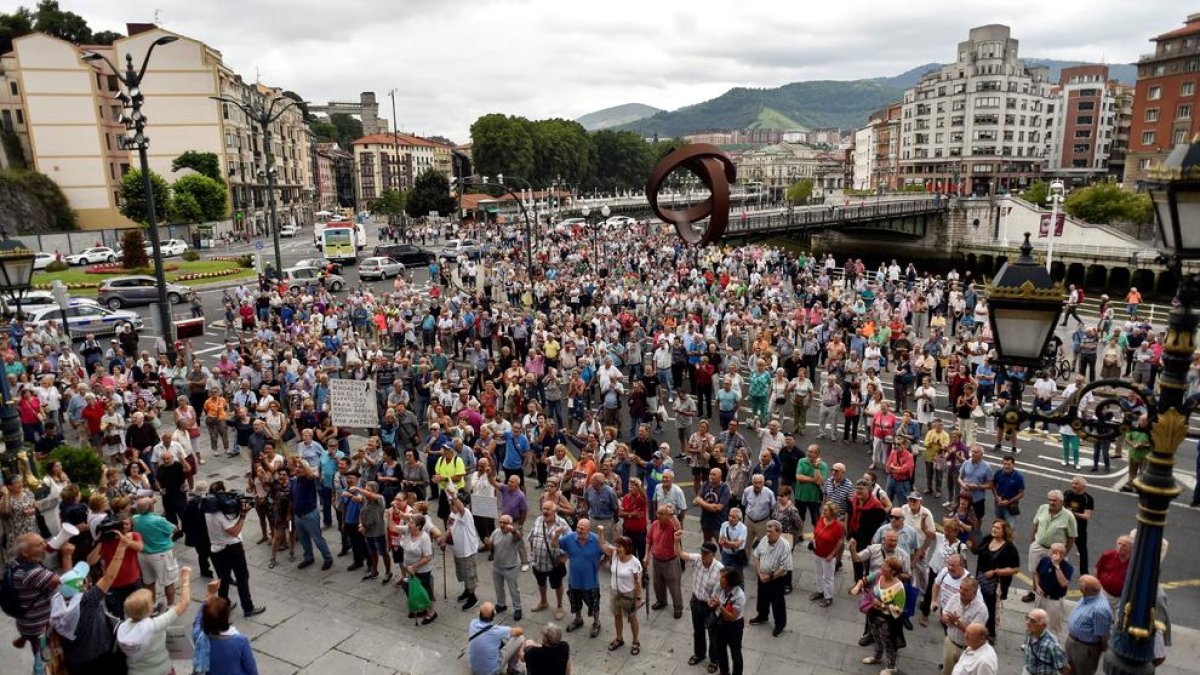 Protesta de pensionistas en Bilbao reclamando la mejora de las prestaciones.