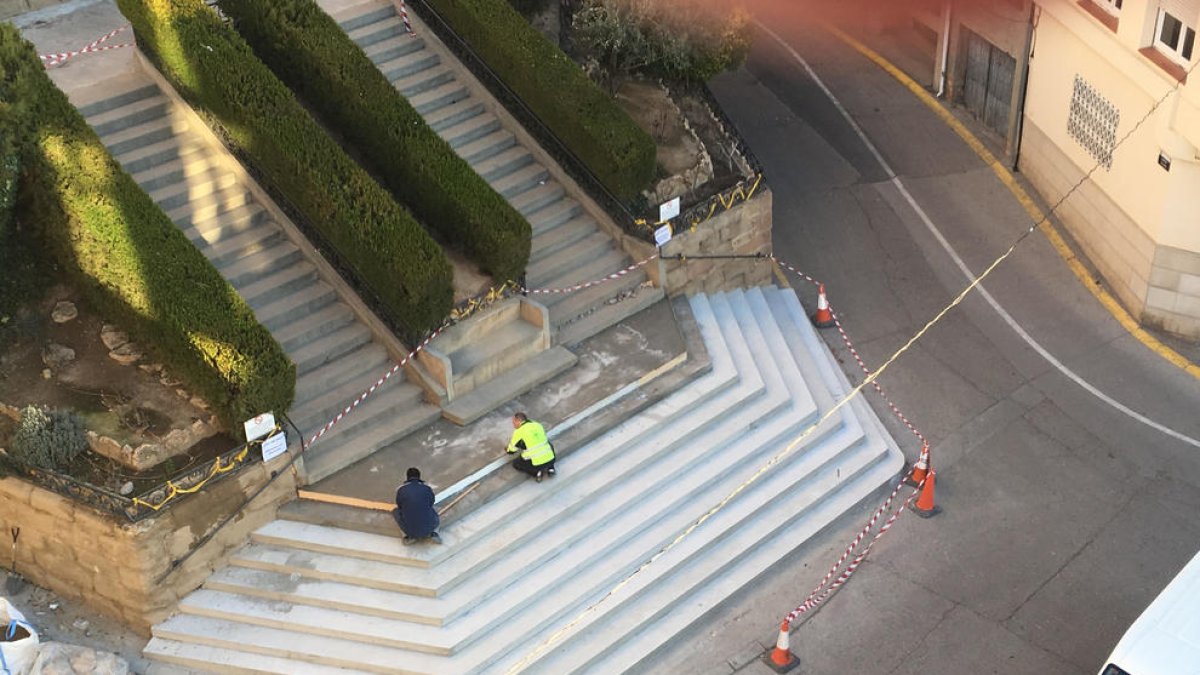 Los trabajos en las escaleras de la Iglesia de Alcarràs.