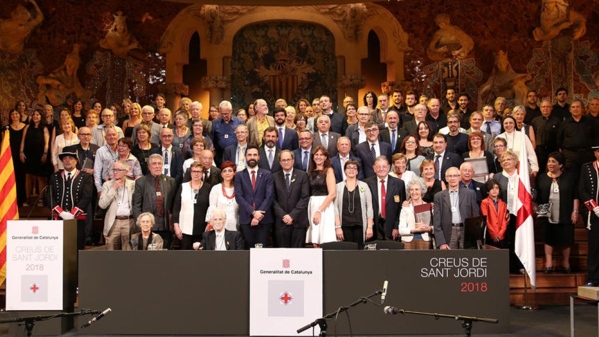 Los galardonados, acompañados del president de la Generalitat, Quim Torra, y el presidente del Parlament, Roger Torrent, en el escenario del Palau de la Música.