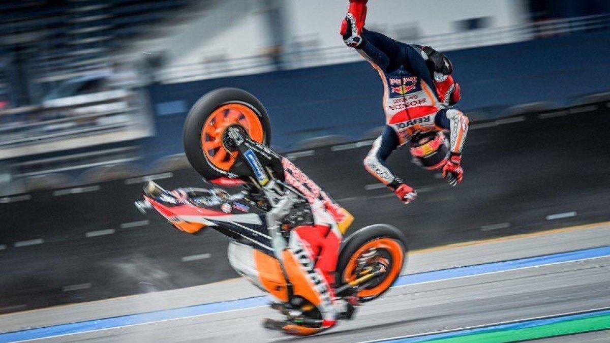 Màrquez salió despedido de su moto en la séptima curva del circuito tailandés.