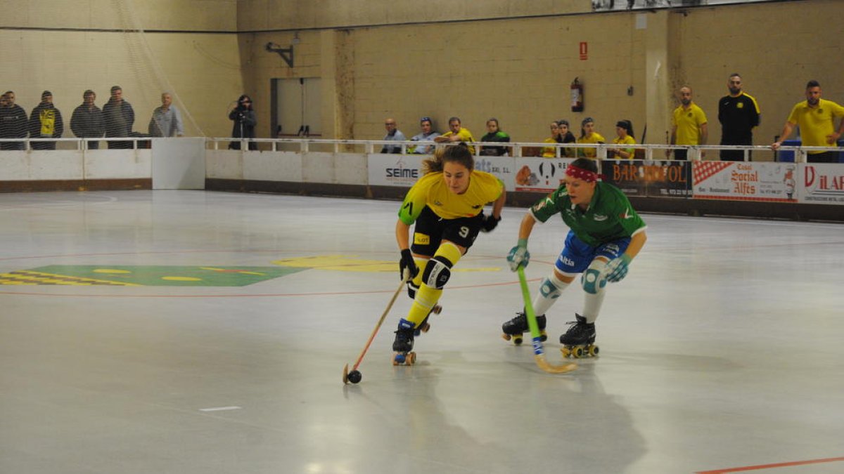 Joana Comas, con el balón en un partido de esta temporada.