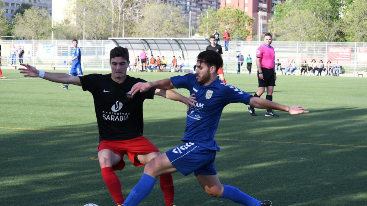 Un jugador de l’Alpicat pugna amb un contrari per la pilota, ahir durant el partit.