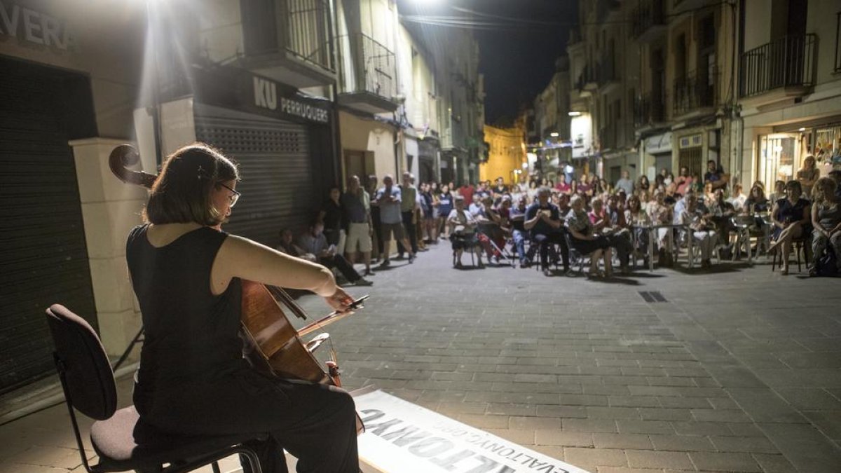 La violoncelista de Cervera Laia Puig, interpretando el Cant dels Ocells.