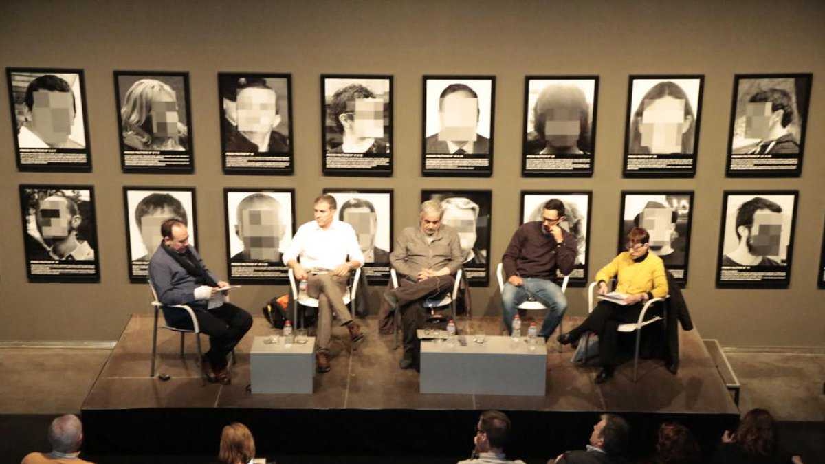 El debate moderado por Jesús Navarro, ayer en el Museu de Lleida. 