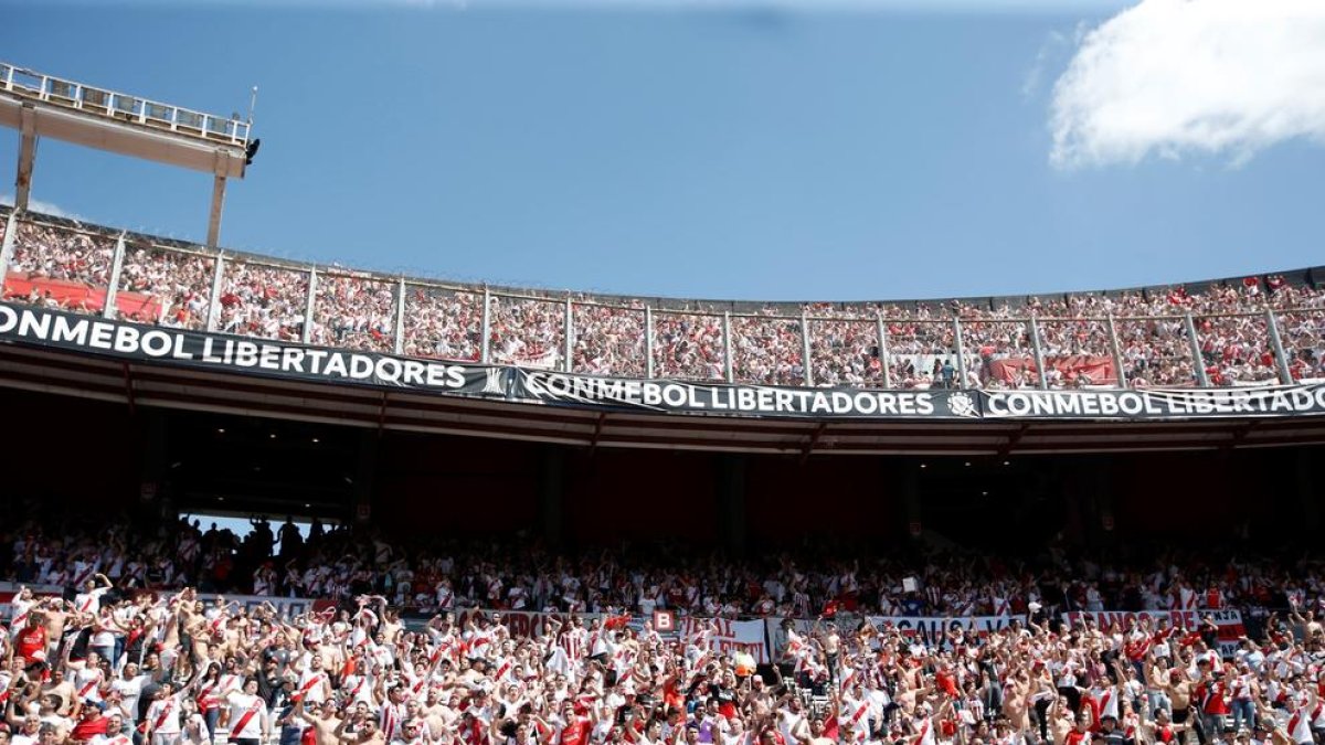 Los aficionados de River Plate, en las gradas del estadio Monumental de Buenos Aires.