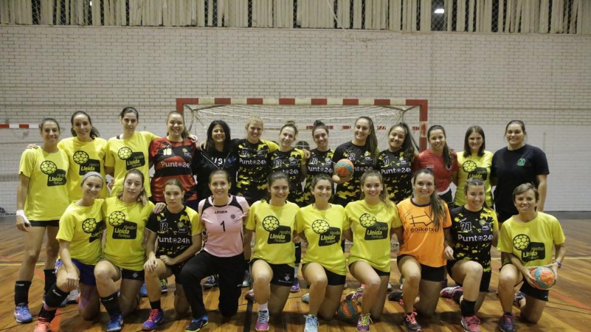 Jugadoras de los equipos femeninos del Handbol Pardinyes, en un entrenamiento de esta semana.