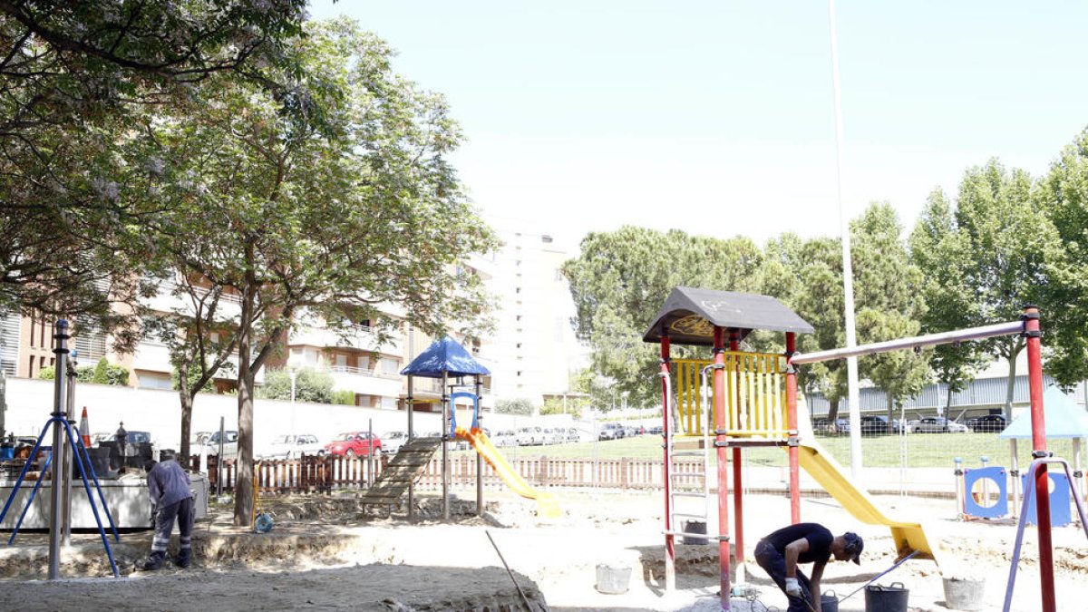 Reformes en un parc d’Onze de Setembre - La Paeria ha iniciat la reforma del parc infantil situat al carrer Onze de Setembre amb el carrer de Ferrara per fer una millora general de la plaça, del mobiliari urbà, els paviments i instal·lar nous  ...