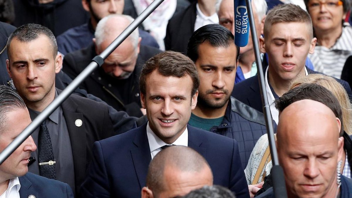 El presidente francés, Emmanuel Macron, con Benalla justo detrás de él, en una imagen de archivo.