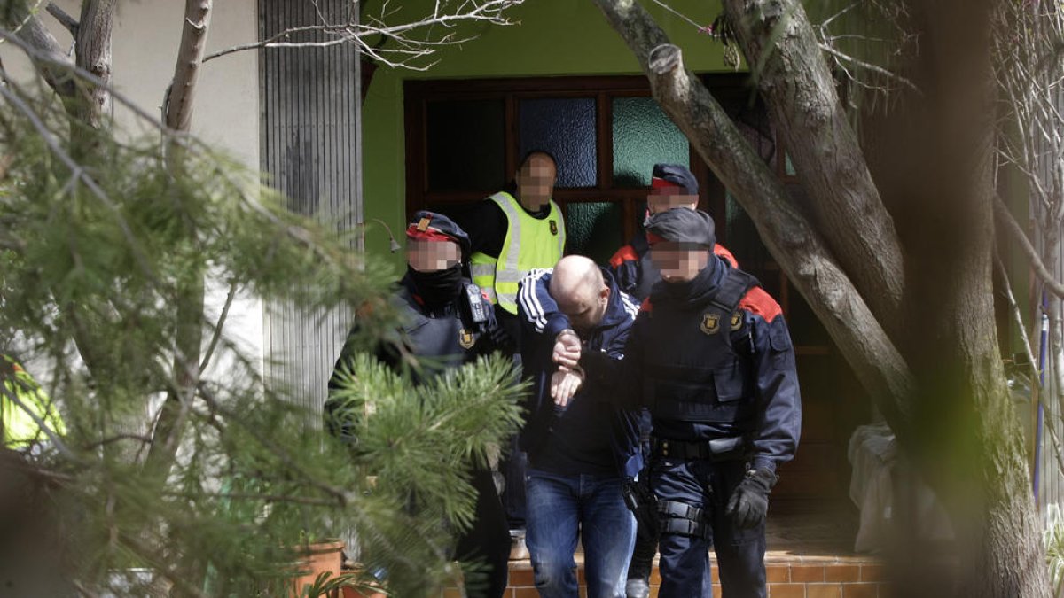 Momento de la detención de uno de los dos cabecillas de la red en Lleida y detenidos en El Poal