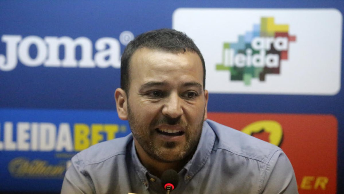 Jordi Esteve, diretor deportivo del Lleida, ayer durante su comparecencia ante los medios.
