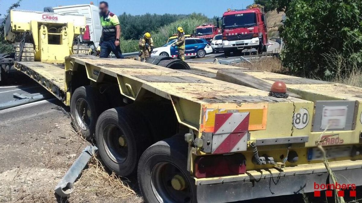Un camión de Lleida sufre un accidente en la C-12 en la Ribera d’Ebre