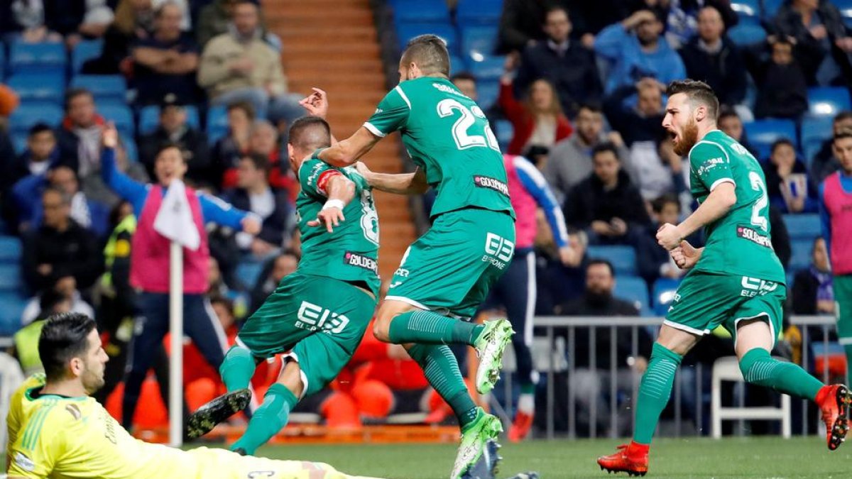 Els jugadors del Leganés celebren el gol de Gabriel Pires que deixava fora de la Copa el Madrid.