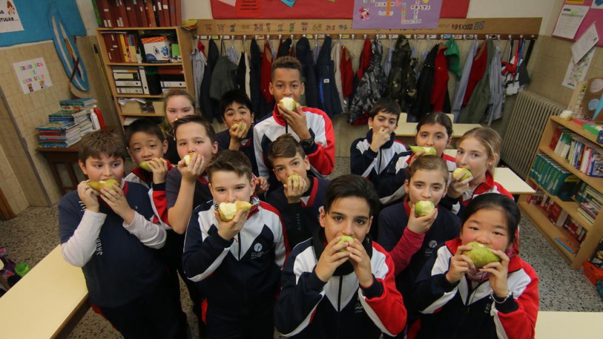 Imagen de archivo de alumnos del colegio Sagrada Familia comiendo fruta.