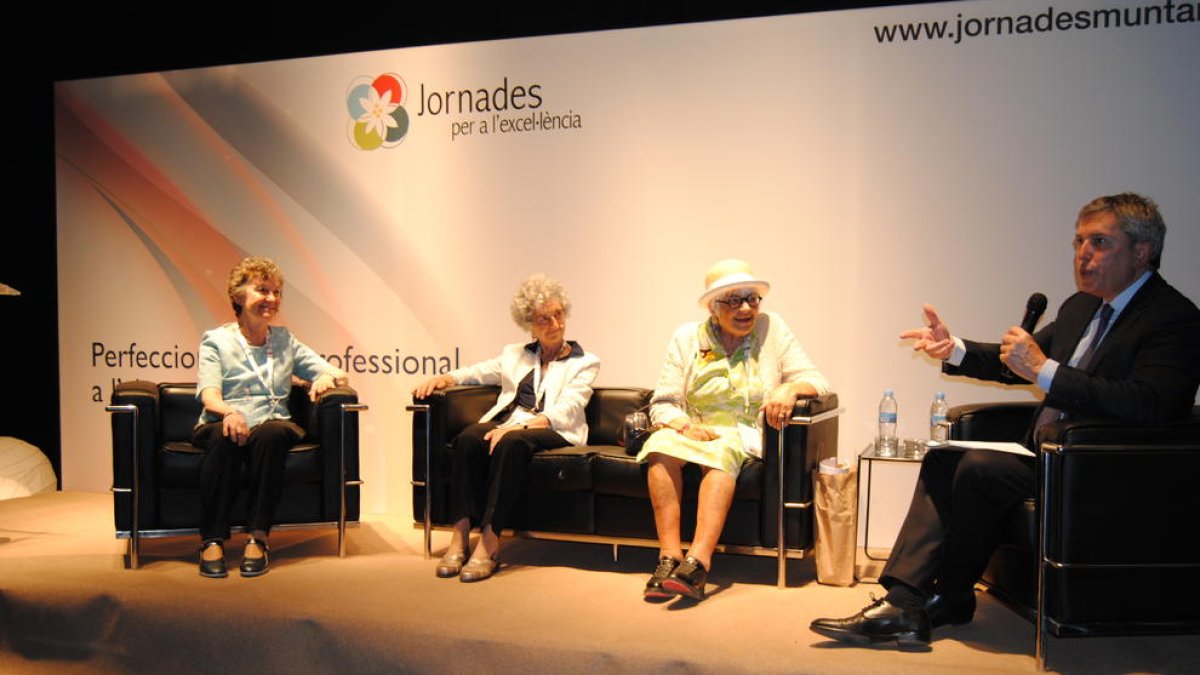 Maria Barbal, Lourdes Benería i Pilarín Bayés a la taula sobre dones en avantguarda, moderada pel periodista Josep Puigbó.