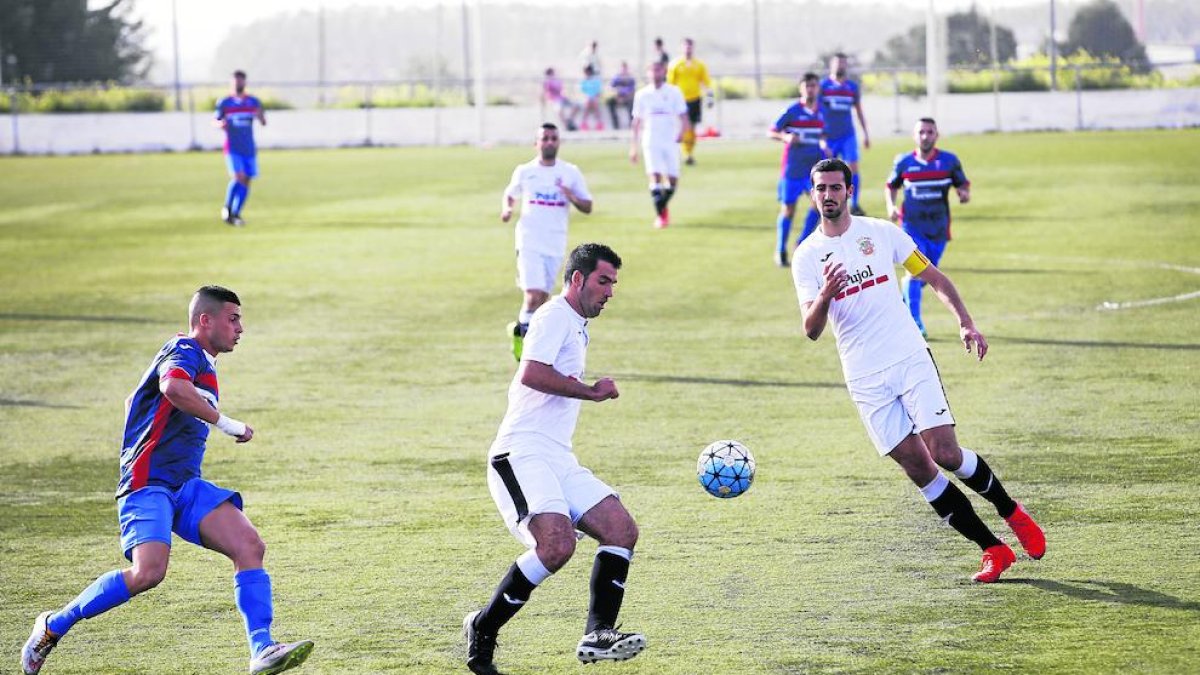 Un jugador del Borges intenta controlar la pilota durant el partit d’ahir.