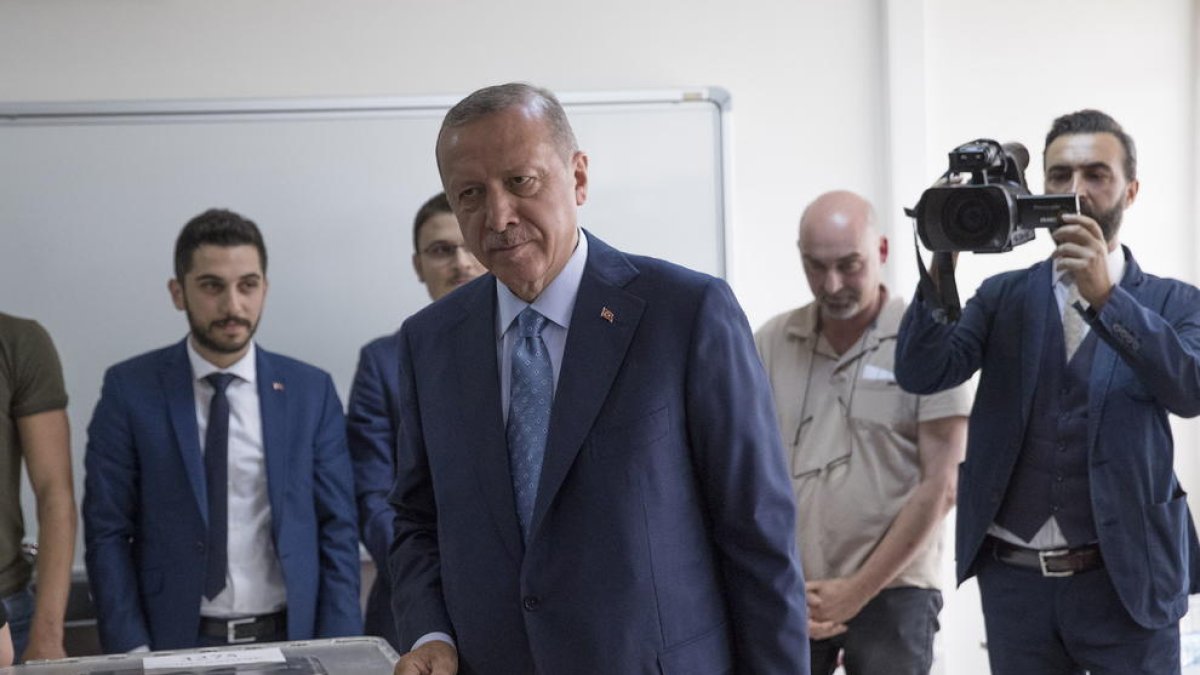 El president turc, Recep Tayyip Erdogan, introdueix el vot a l’urna per a les eleccions.