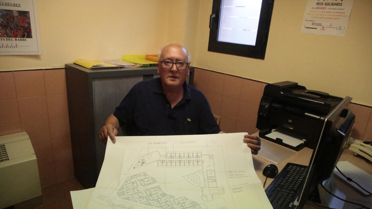 Jacint Pernia mostra els plànols del projecte que va impulsar per fer apartaments adaptats per a gent gran, que no va prosperar.