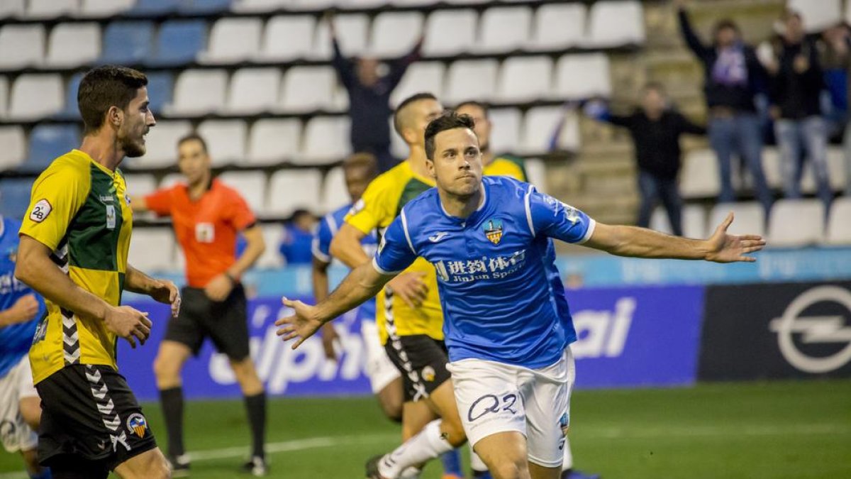 Victoria y liderato para el Lleida