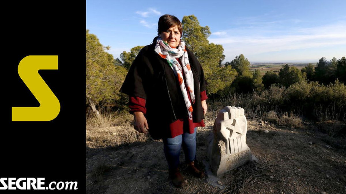 L'alcaldessa de Castelló de Farfanya, Cristina Lafay, al costat del monòlit dedicat a Julià Babia.