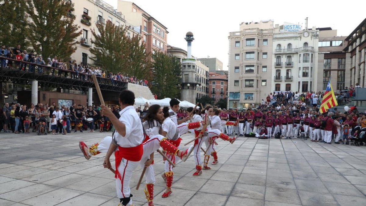 Una de les actuacions de grups de cultura popular, ahir al Correllengua a la plaça Sant Joan.