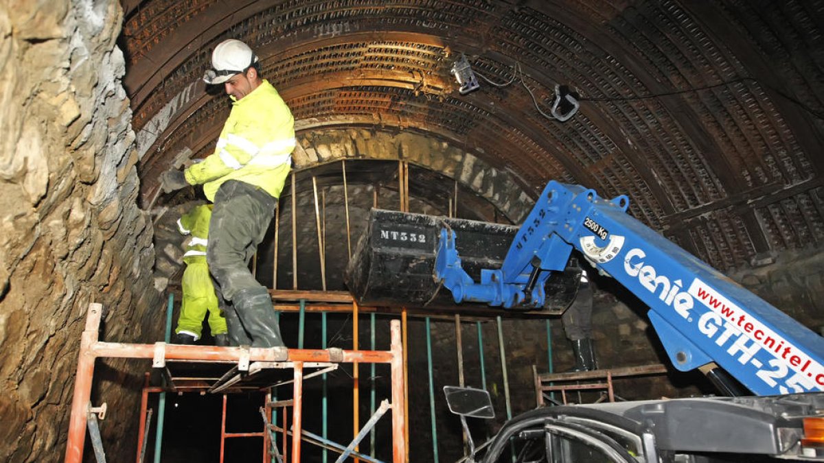 Obres per a la reconstrucció del túnel de Montclar al Canal Principal.