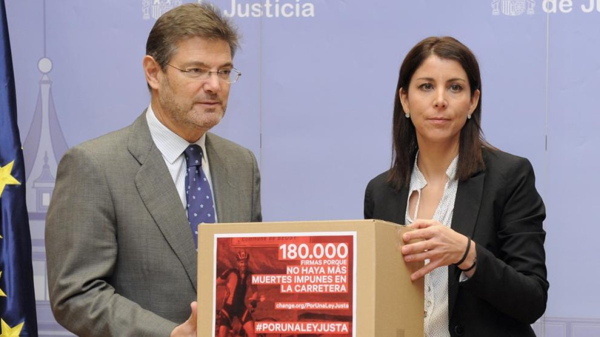 Anna González cuando llevó las firmas al ministro de Justicia, Rafael Catalá. 