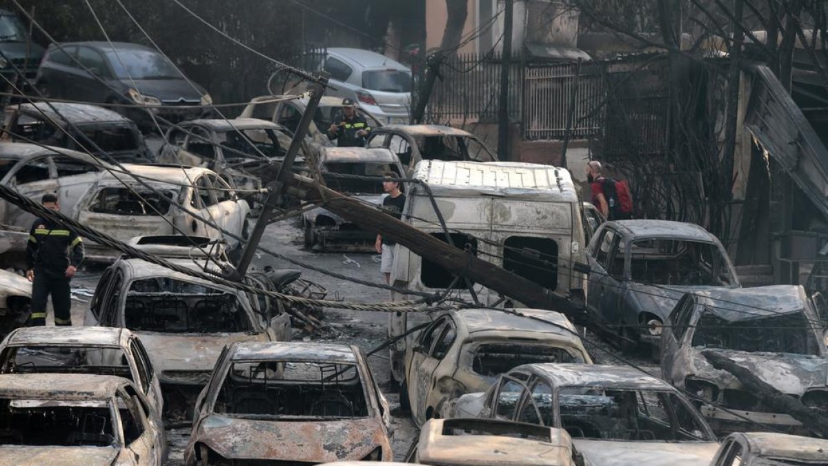 La xifra de morts en els incendis de Grècia ascendeix a 74 i la de ferits a 187