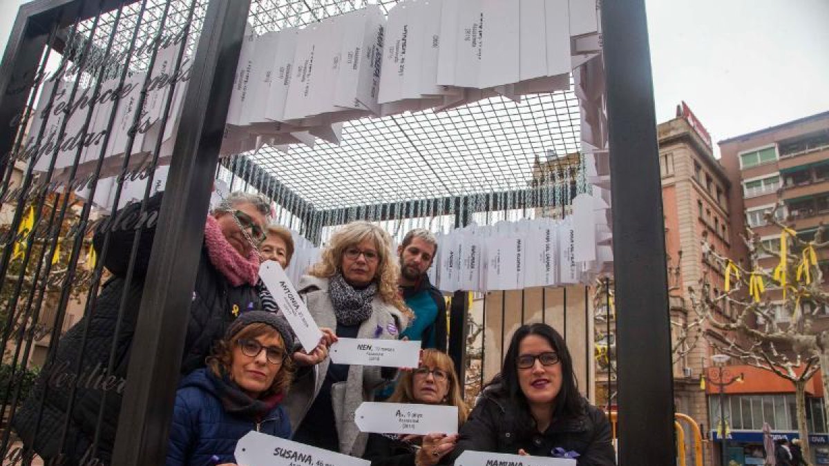 A Tàrrega van penjar amb cadenes el nom de dones assassinades dins d’una gàbia.