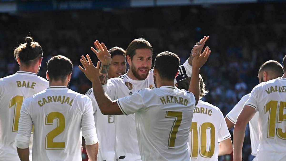 Sergio Ramos felicita Hazard pel seu primer gol amb el Madrid.