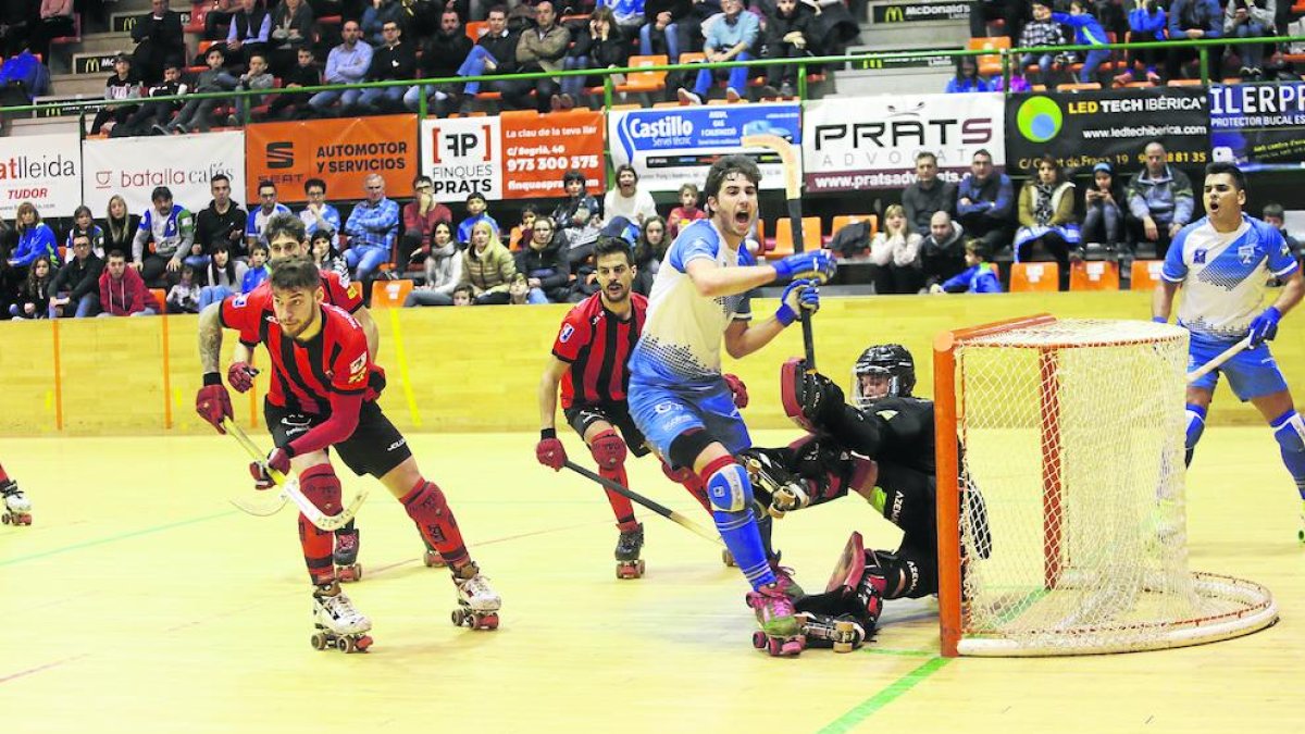 Bruno Di Benedetto, en una acció d’atac del Llista durant el partit d’ahir, en la qual es queixa d’haver rebut algun cop.