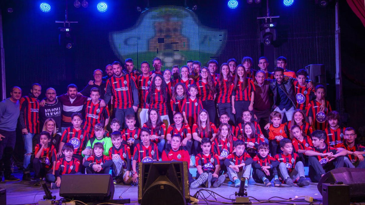 Foto de grupo de los 75 jugadores y jugadoras, que se presentaron ayer en una temporada especial para el club.