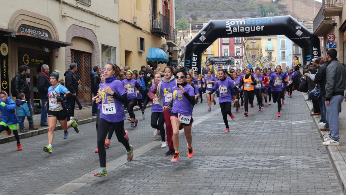 Moment en què les més de mil participants prenen la sortida des de la plaça Mercadal de la capital de la Noguera.